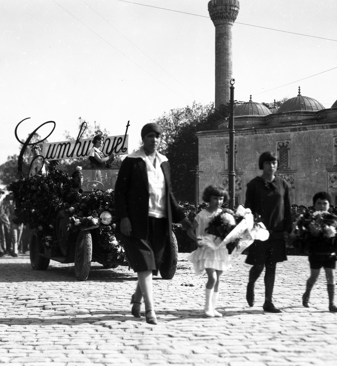 svikv_'s tweet photo. 29 Ekim Cumhuriyet Bayramımız kutlu olsun!🇹🇷🇹🇷🇹🇷

Suna ve İnan Kıraç Vakfı Fotoğraf Koleksiyonu’ndan bayram seçkisi paylaşıyoruz:

1-Atatürk İzmit’te kendisini karşılayan öğrencilerin önünden geçerken, Selahattin Giz, 1928.
2-Beyazıt Meydanı’nda öğretmen ve öğrenciler kortej arabasıyla, 29 Ekim 1928.
3-Beyazıt Meydanı’nda öğretmen ve öğrenciler, 29 Ekim 1929.
4-Cumhuriyet Bayramı’nda Bayezid Camii önünden Meydan’a giden Milli Türk Talebe Birliği, 1931.