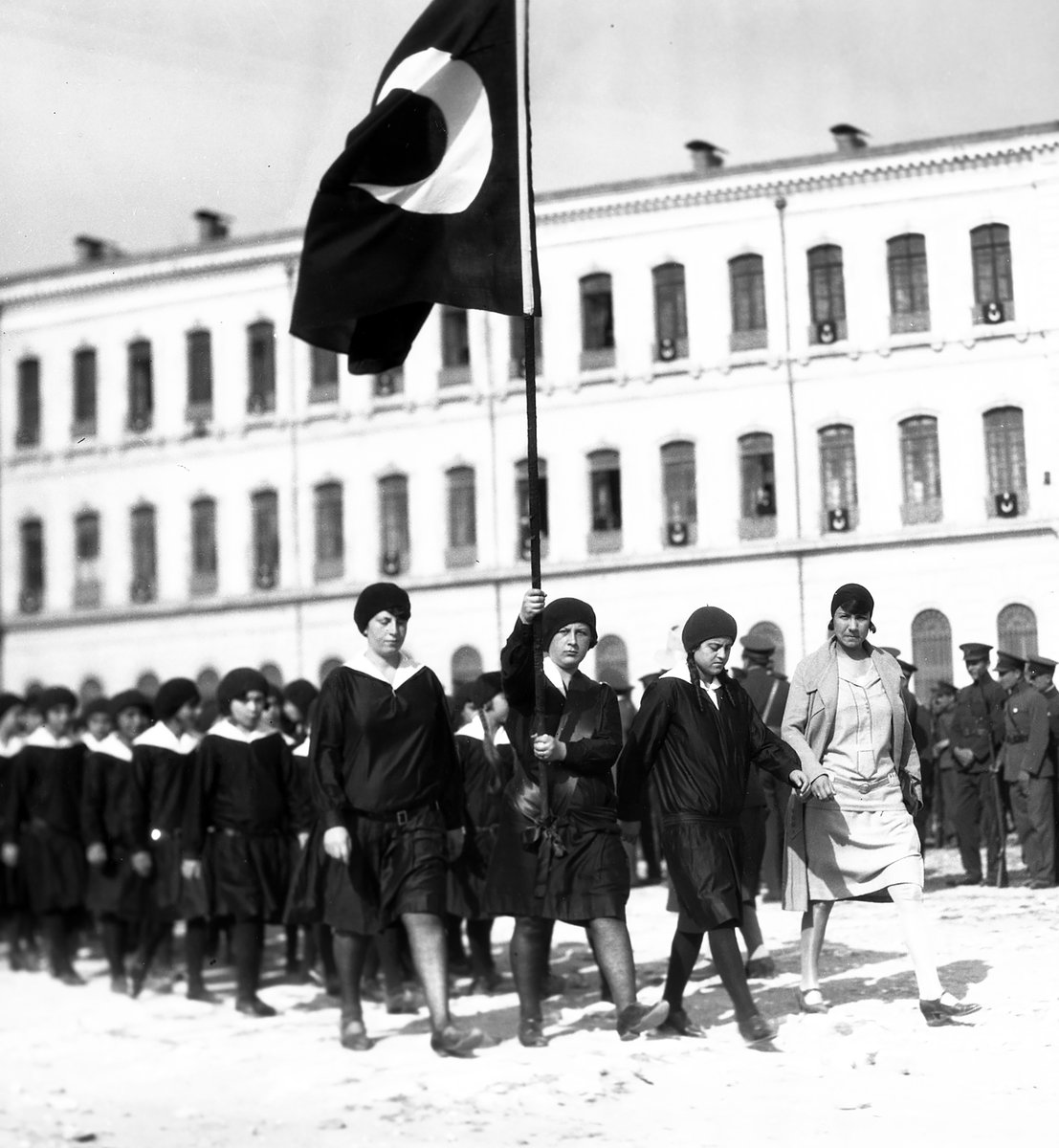 svikv_'s tweet photo. 29 Ekim Cumhuriyet Bayramımız kutlu olsun!🇹🇷🇹🇷🇹🇷

Suna ve İnan Kıraç Vakfı Fotoğraf Koleksiyonu’ndan bayram seçkisi paylaşıyoruz:

1-Atatürk İzmit’te kendisini karşılayan öğrencilerin önünden geçerken, Selahattin Giz, 1928.
2-Beyazıt Meydanı’nda öğretmen ve öğrenciler kortej arabasıyla, 29 Ekim 1928.
3-Beyazıt Meydanı’nda öğretmen ve öğrenciler, 29 Ekim 1929.
4-Cumhuriyet Bayramı’nda Bayezid Camii önünden Meydan’a giden Milli Türk Talebe Birliği, 1931.