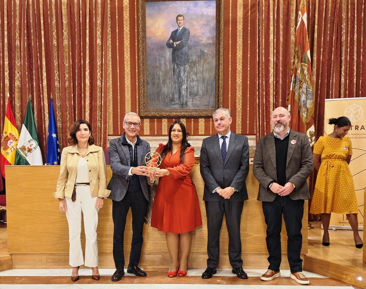 AjuntamentVLC's tweet photo. 🛍️ #València será sede del congreso nacional de @EspanaMercados 2025.
🏅 Tras recibir, este año, el premio a la mejor campaña institucional por "Los mercados municipales, más vivos que nunca", en el encuentro que ha tenido lugar en #Sevilla.
🔗 https://t.co/haYLfbK0pO https://t.co/qee5IVafkg