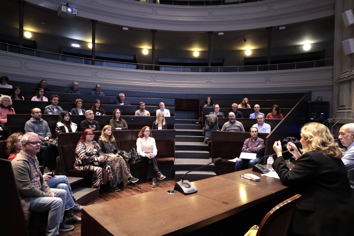 UccUnizar's tweet photo. El Paraninfo acoge una Jornada de presentación del equipamiento científico de @unizar, para ofrecer al personal investigador una panorámica de todas las posibilidades que le ofrece el campus público aragonés.
La vicerrectora @RosaBoles1 y el director del @SaiUnizar abren el acto https://t.co/flXEerJc2T