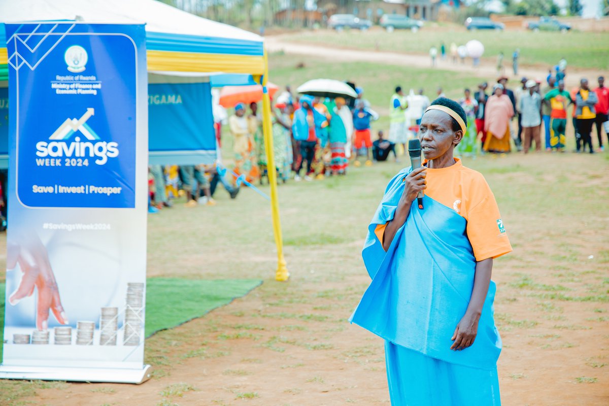 RwandaFinance's tweet photo. Ku wa gatandatu Abaturage b’Akarere ka Nyaruguru bashishikarijwe kugirira umuco wo kwizigama, mubushobozi bwose baba bafite. Ubu buryo buzabafasha kubaka ubukungu bwabo ndetse bikabafasha no kubaka iterambere ry’Igihugu muri rusange #IcyumerucyoKuzigama2024 #Zigama #Ushore #Witezeimbere