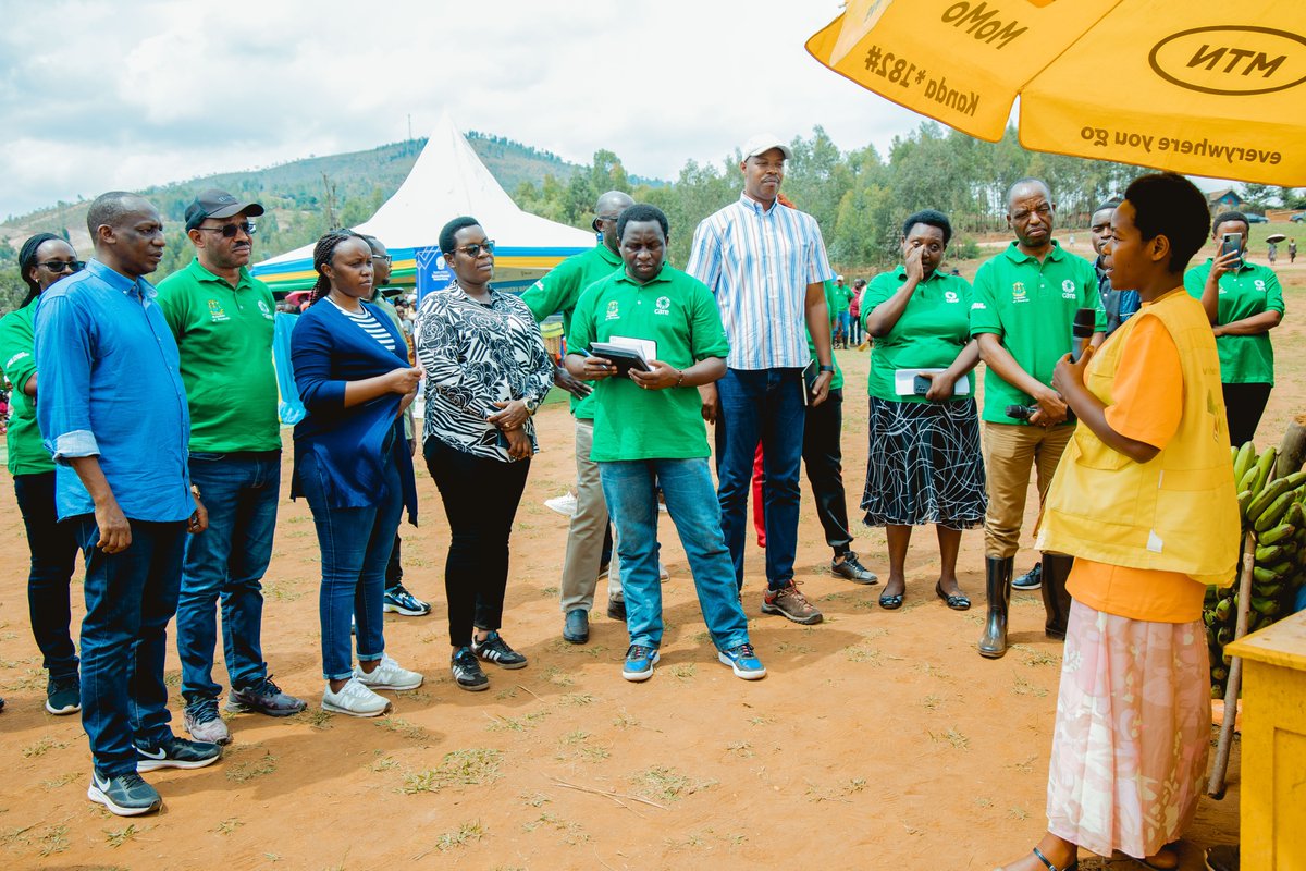RwandaFinance's tweet photo. Ku wa gatandatu Abaturage b’Akarere ka Nyaruguru bashishikarijwe kugirira umuco wo kwizigama, mubushobozi bwose baba bafite. Ubu buryo buzabafasha kubaka ubukungu bwabo ndetse bikabafasha no kubaka iterambere ry’Igihugu muri rusange #IcyumerucyoKuzigama2024 #Zigama #Ushore #Witezeimbere