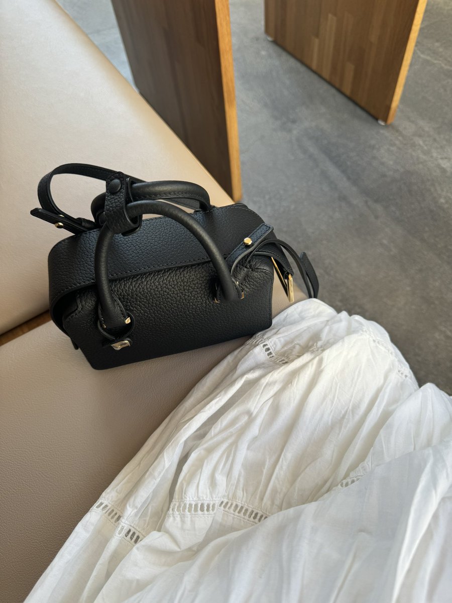 fnnnx's tweet photo. 🇫🇷購入品
クールボックス！！！超かわいい！！！念願の初DELVAUX🇧🇪👜✨
•nanoで容量は©️のチェーンウォレット+フラグメントケースくらい(つまり持てるものはほぼ一緒)
•欧州価格は日本よりだいぶ安い(9月のレート)
•使い勝手は人による
•とにもかくにも超可愛い！！！
以上です🫡 https://t.co/DuTLY8UPKk