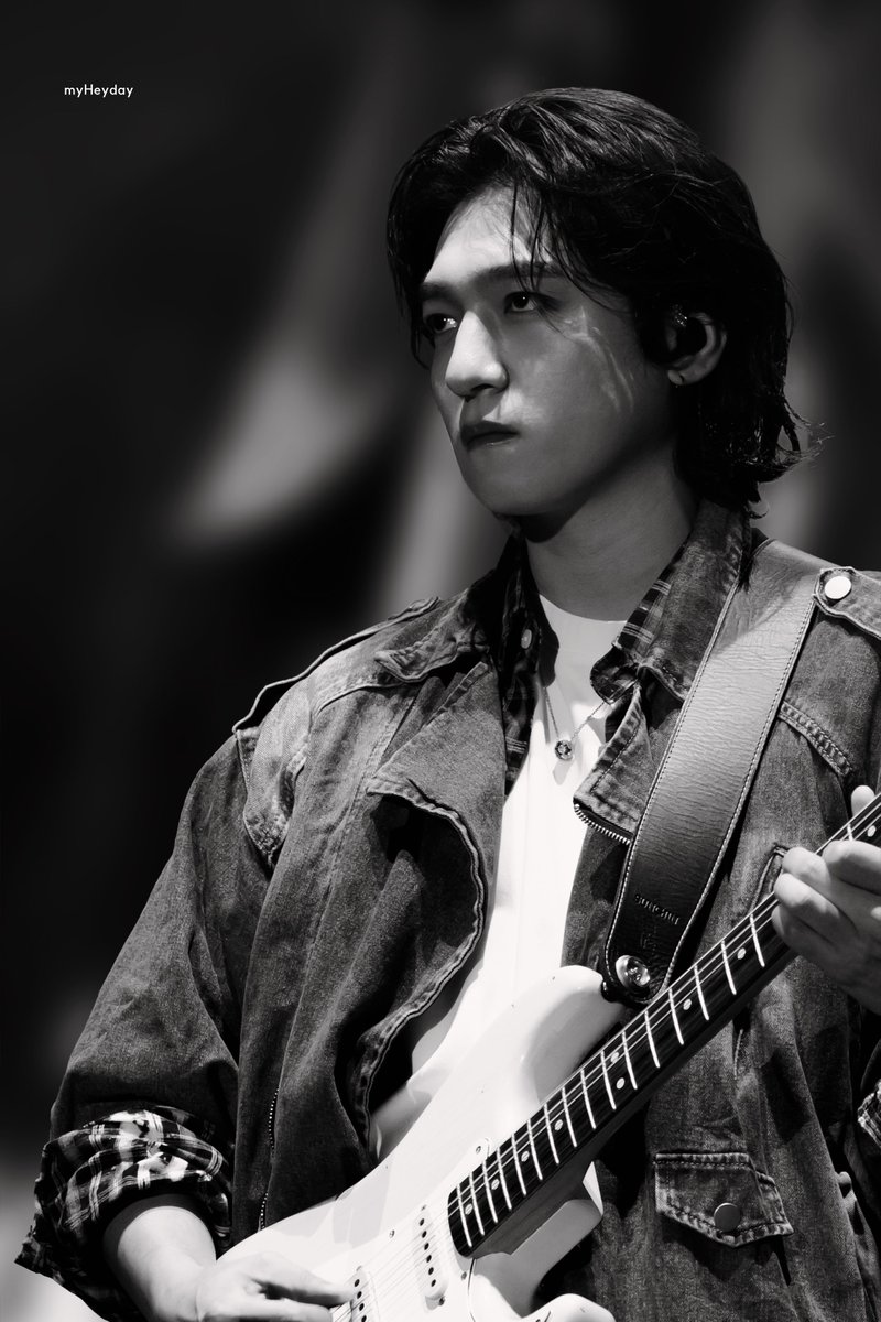 days_be_there's tweet photo. 241026 GMF 그민페

데장 눈빛..🫠

#데이식스 #성진 #DAY6 #SUNGJIN https://t.co/iwg4ryL1po