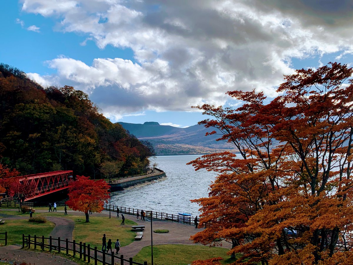jk8vtt's tweet photo. 支笏湖の紅葉🍁です。
奥に見える山は樽前山です。 https://t.co/R7XJizHMQp