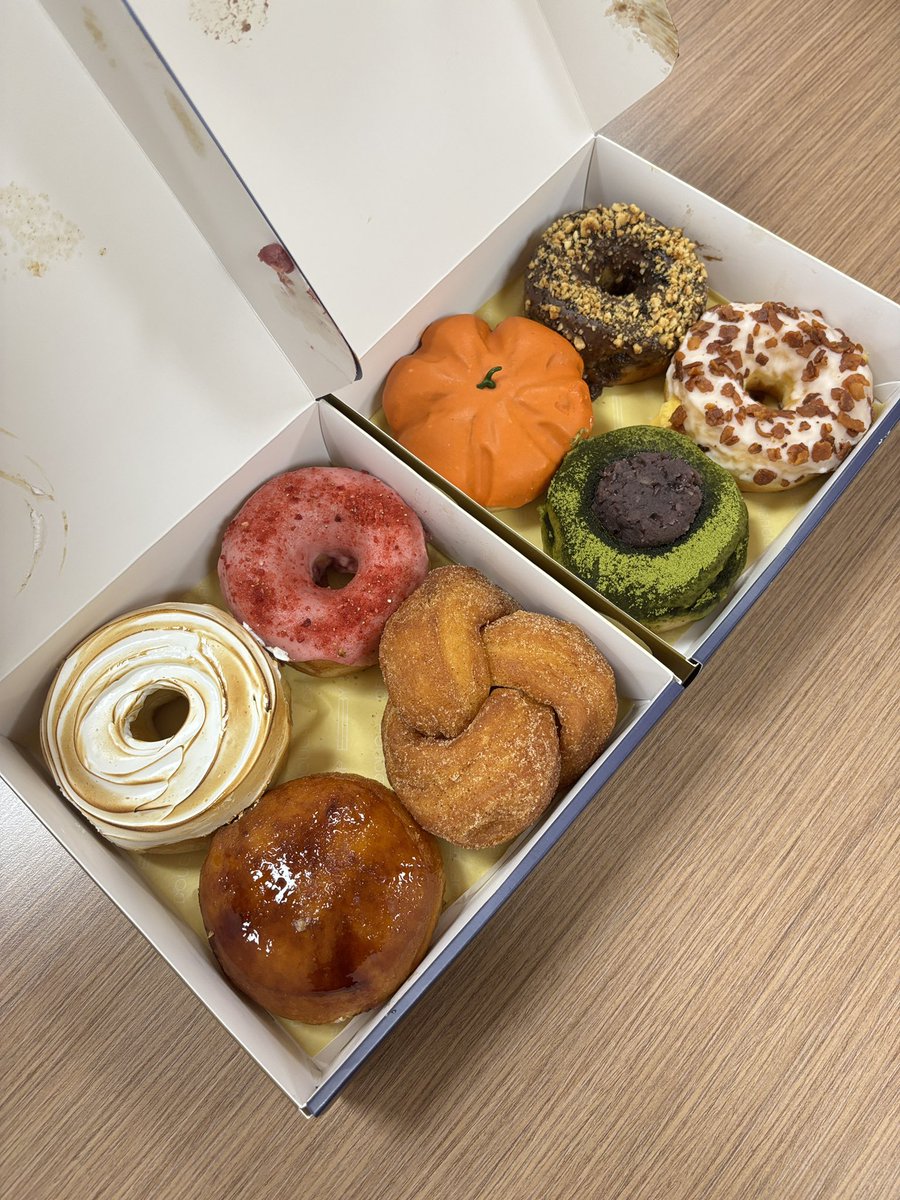 viewwrs's tweet photo. 🎀🍩เปนคนที่ไม่ชอบกินโดนัทเท่าไร เพราะส่วนใหญ่เจอแต่เจ้าหวานๆ แป้งแข็งไม่อร่อย แต่พอมากินโดนัท Drop by dough ชอบมากก แป้งนิ่ม ไส้แน่น บางรสก็หวานนะ แต่เปนหวานที่กำลังดี วิวชอบ Bacon Cheddar cheese มาก ไส้แบบเค็มๆนัวๆ ท้อปปิ้งด้วยเบคอนกรุ���ๆ จะมีหวานหน่อยๆตรงเกรซที่ราดมาด้านบน แต่รวมๆคือดีเลย ไปตำจ้าาา🥰