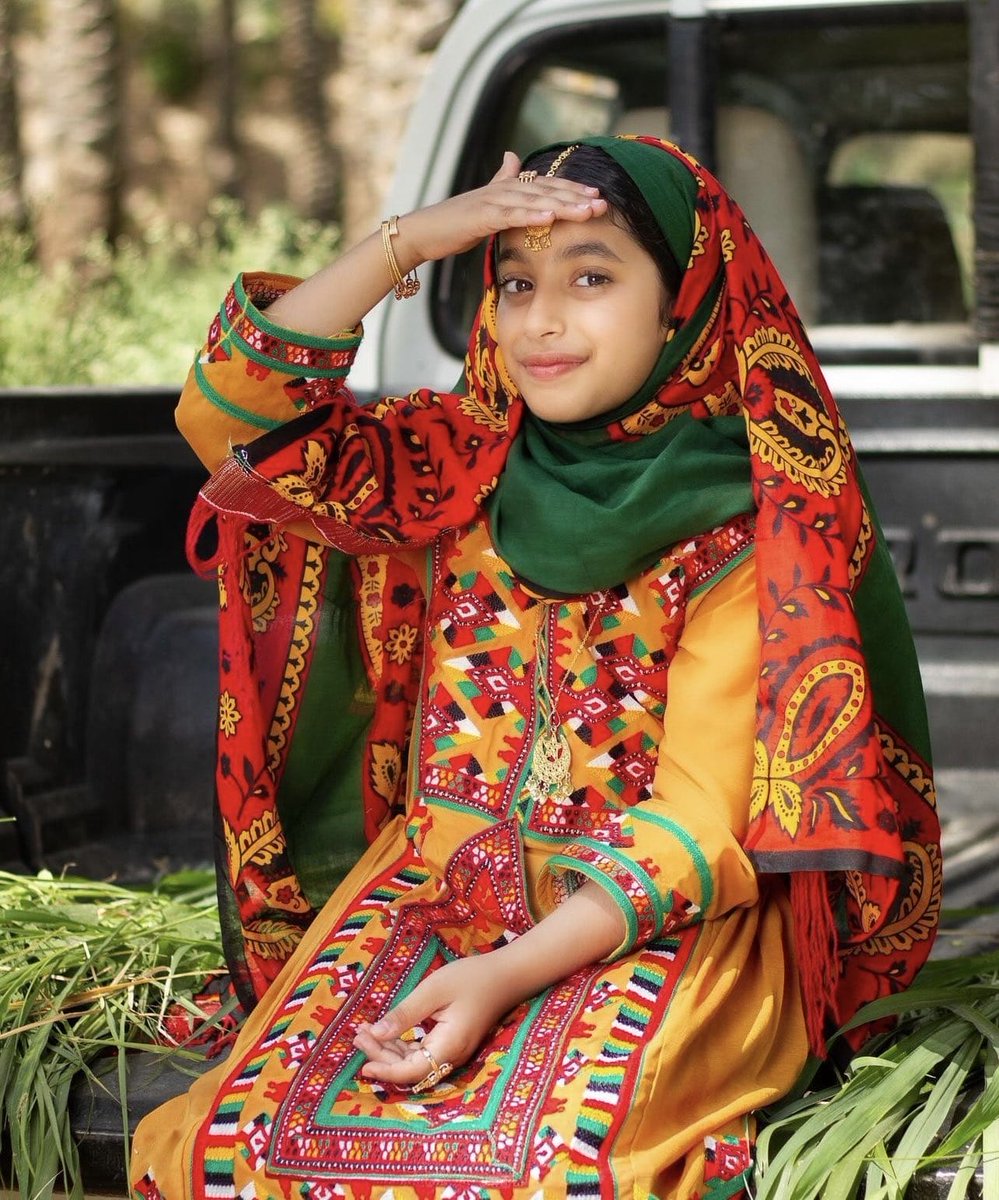 يا إثاره حسن من وجهك مثير
حامله لزين : علم #الفلسفه

علميني كيف قدامك أصير.... 
ولي مشاعر منك انا مستهدفه

رمي عينك أعترف جاني خطير
زلزل أنفاسي مدمر واعرفه....