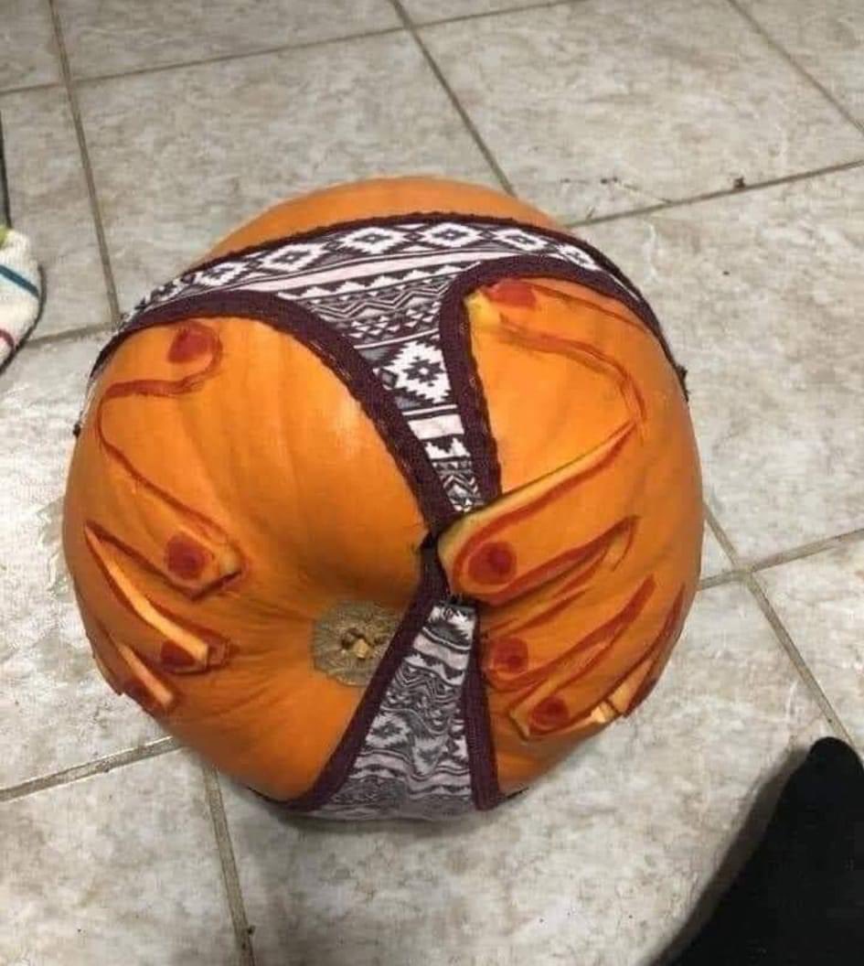BoyCryptoTech's tweet photo. Why was my neighbor’s pumpkin 🎃 contest disqualified? https://t.co/VJmcCMvy36