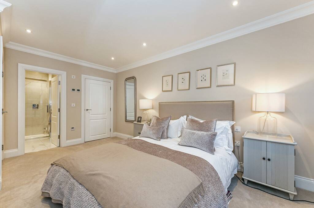 This stunning 3-bedroom first-floor #apartment, located in the highly desirable Summersdale area of #Chichester, is on the market. ⭐️ #ukproperty #propertyinvestment #propertyforsale #todanstee