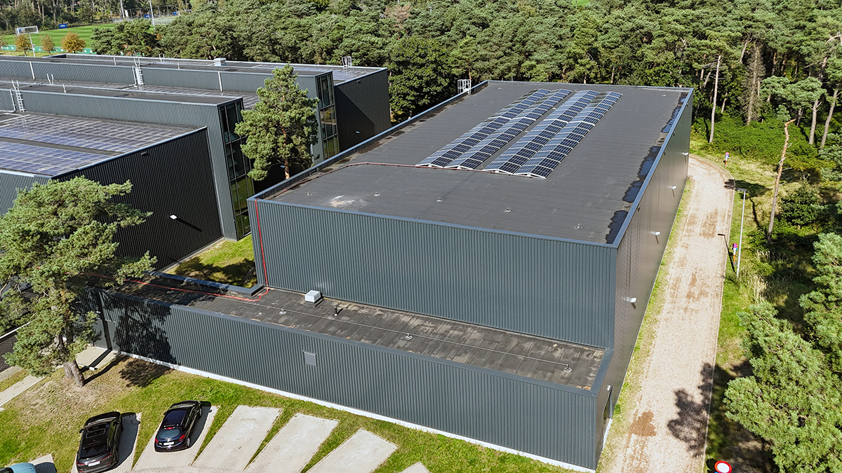 🌞🔋Sportieve zonne-energie voor een duurzamer Lommel! 🌱

In samenwerking met #bronsgroen en installateur #EGSProjects heeft Stad Lommel 110 coöperatieve zonnepanelen geïnstalleerd op het dak van de nieuwe Sporthal op sportcomplex De Soeverein. Met een totaal vermogen van 46,75