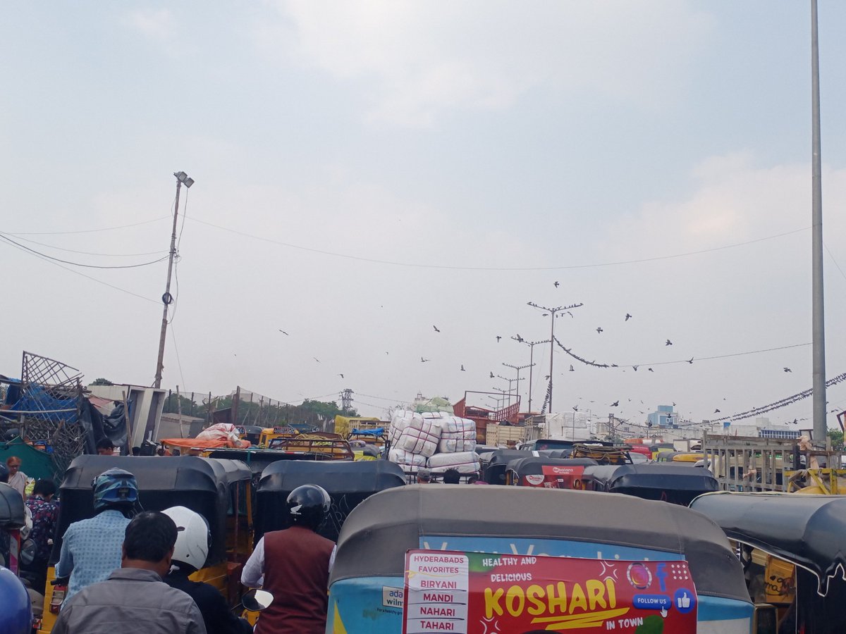 maheshkumar2626's tweet image. Please take the control over the traffic I don&apos;t see any traffic officer at begum bazar n hig road no movement.. I request team to take the control. @HYDTP @shotr_gmahal