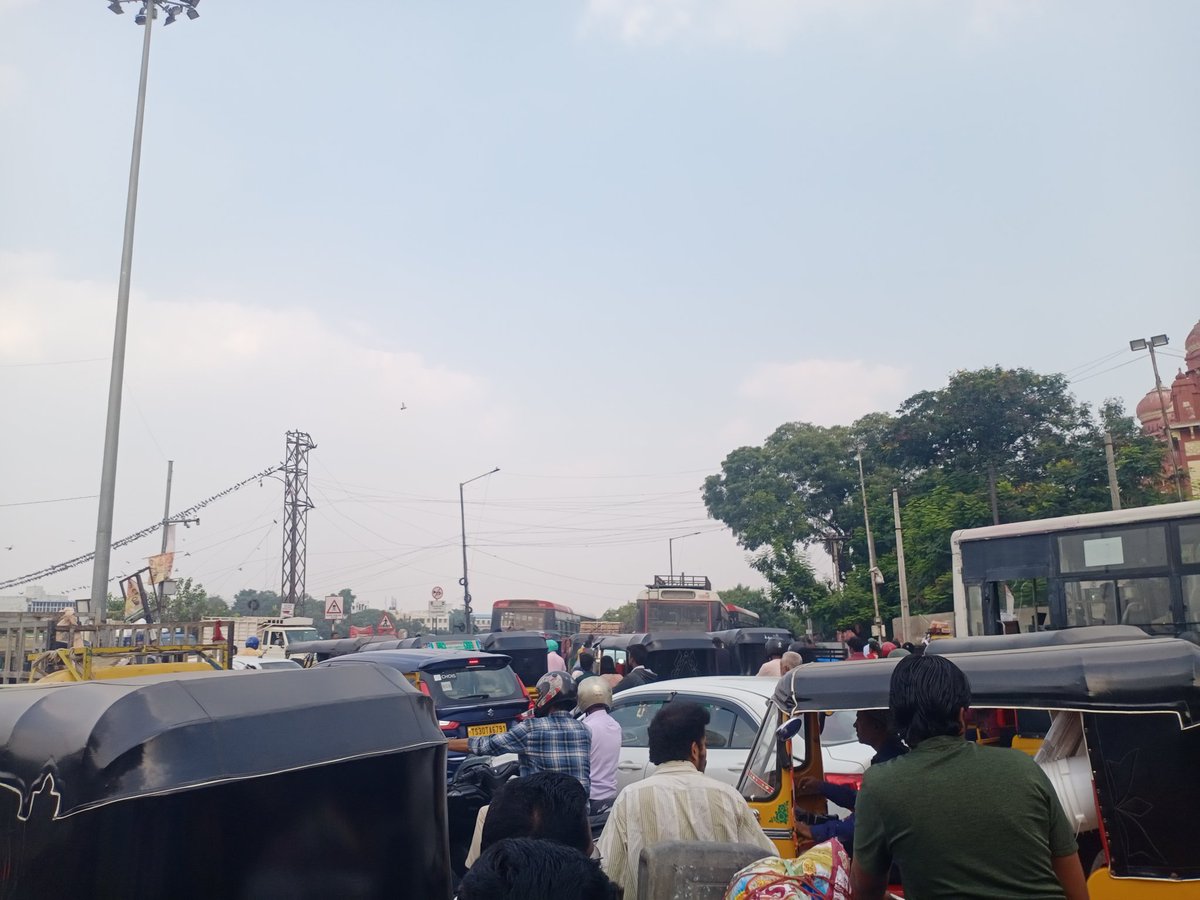 maheshkumar2626's tweet image. Please take the control over the traffic I don&apos;t see any traffic officer at begum bazar n hig road no movement.. I request team to take the control. @HYDTP @shotr_gmahal