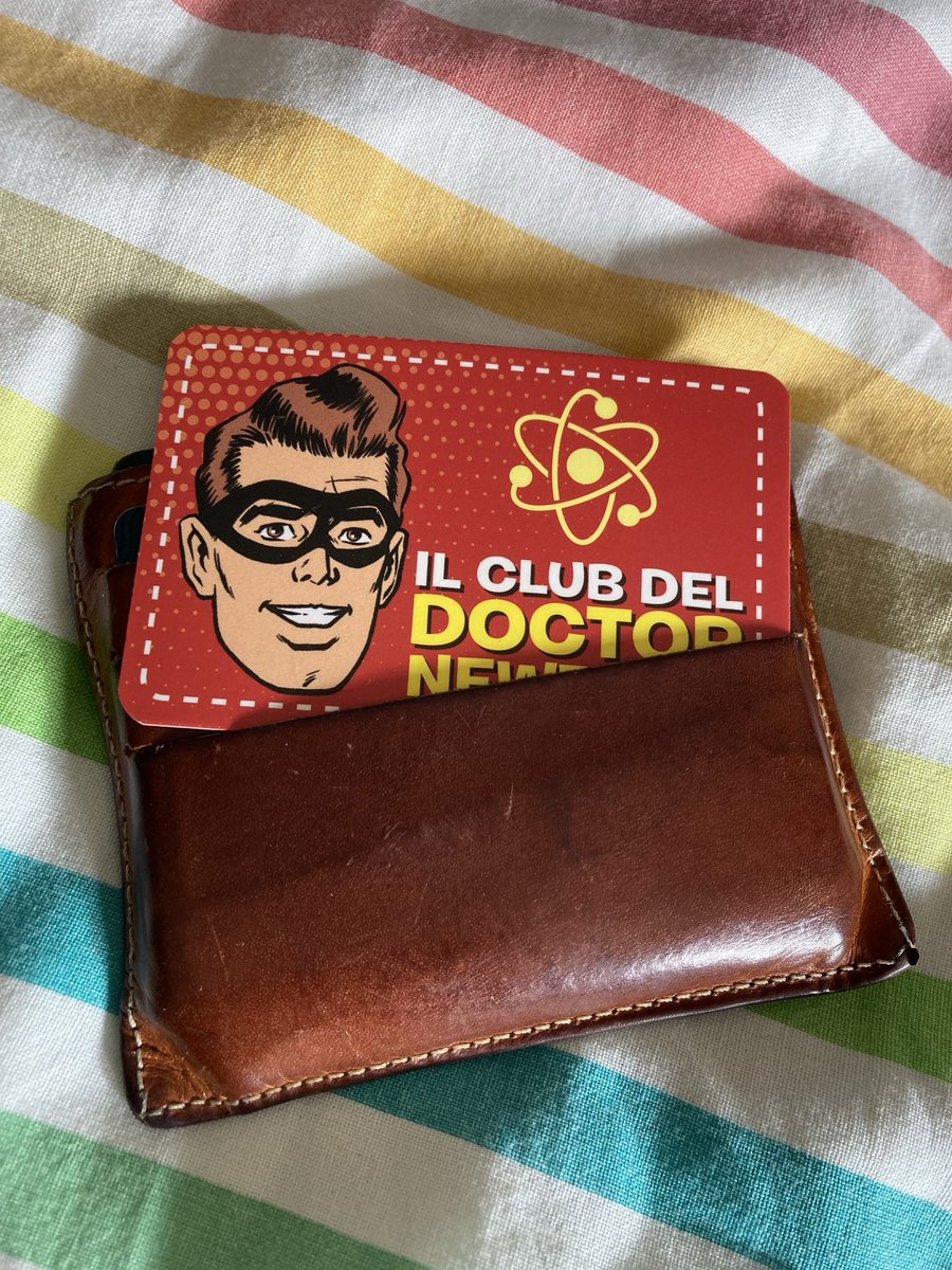 Tito Faraci (@titofaraci) on Twitter photo Dove la trovate? Dentro “Il club del Doctor Newtron” di <a href="/DarioBressanini/">Dario Bressanini</a>, in libreria da domani… <a href="/feltrinellied/">Feltrinelli Editore</a>
(Con un libro, adesivi, poster, scatola…) Dove la trovate? Dentro “Il club del Doctor Newtron” di <a href="/DarioBressanini/">Dario Bressanini</a>, in libreria da domani… <a href="/feltrinellied/">Feltrinelli Editore</a>
(Con un libro, adesivi, poster, scatola…)