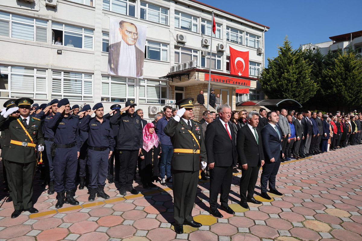 “Cumhuriyetimizin 101. yılı kutlu olsun.

Kandıra İlçe Kaymakamlık makamında gerçekleştirilen çelenk törenine katılım sağladık.”

#ErolÖlmez #Kandıra #BelediyeBaşkanı