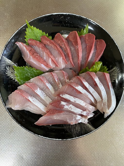 夕飯はブリ刺とブリのバター酒蒸し…
うん、美味い😋 