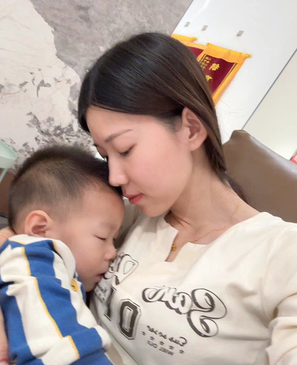Xinyi5312's tweet photo. 抱着宝宝打针想到刚被内射……忍不住脸红 https://t.co/O7S2PPm99d