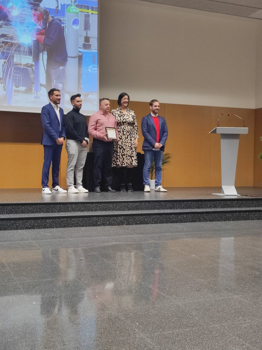 Premis a la Innovació per les empreses <a href="/bgrup/">B-Grup</a> i #TFCindustrial 
Moltes felicitats!!
#NitdelComerçiEmpresa
#VilanovadelCamí