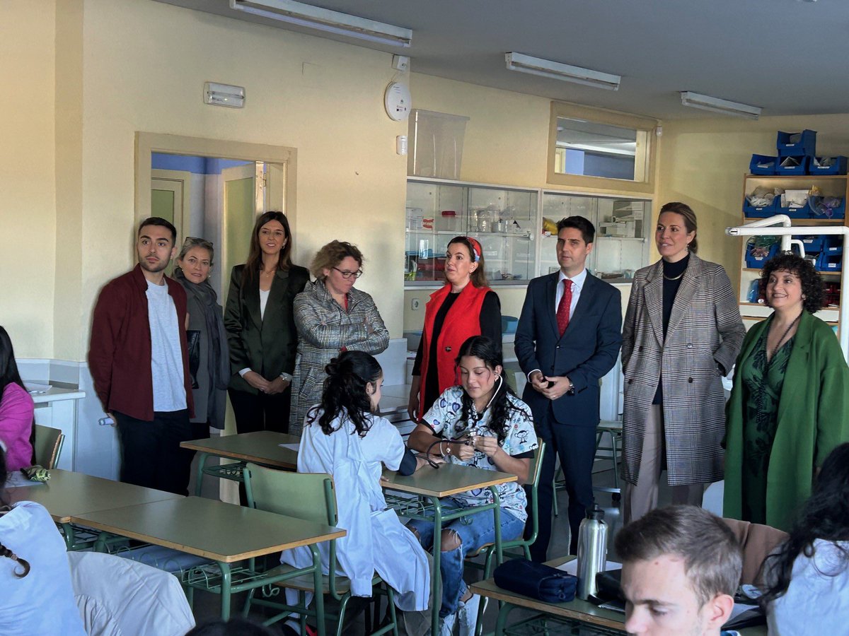 EVicianaDuro's tweet photo. Hemos firmado un convenio con el Servicio Madrileño de Salud (SERMAS) para asegurar el acceso a las prácticas de los alumnos de institutos públicos de FP de la @ComunidadMadrid

Lo he anunciado hoy en el IES San Juan de la Cruz de Pozuelo de Alarcón. @PalomaTejero_  @AlmudenaRE https://t.co/5VrF8lctBU