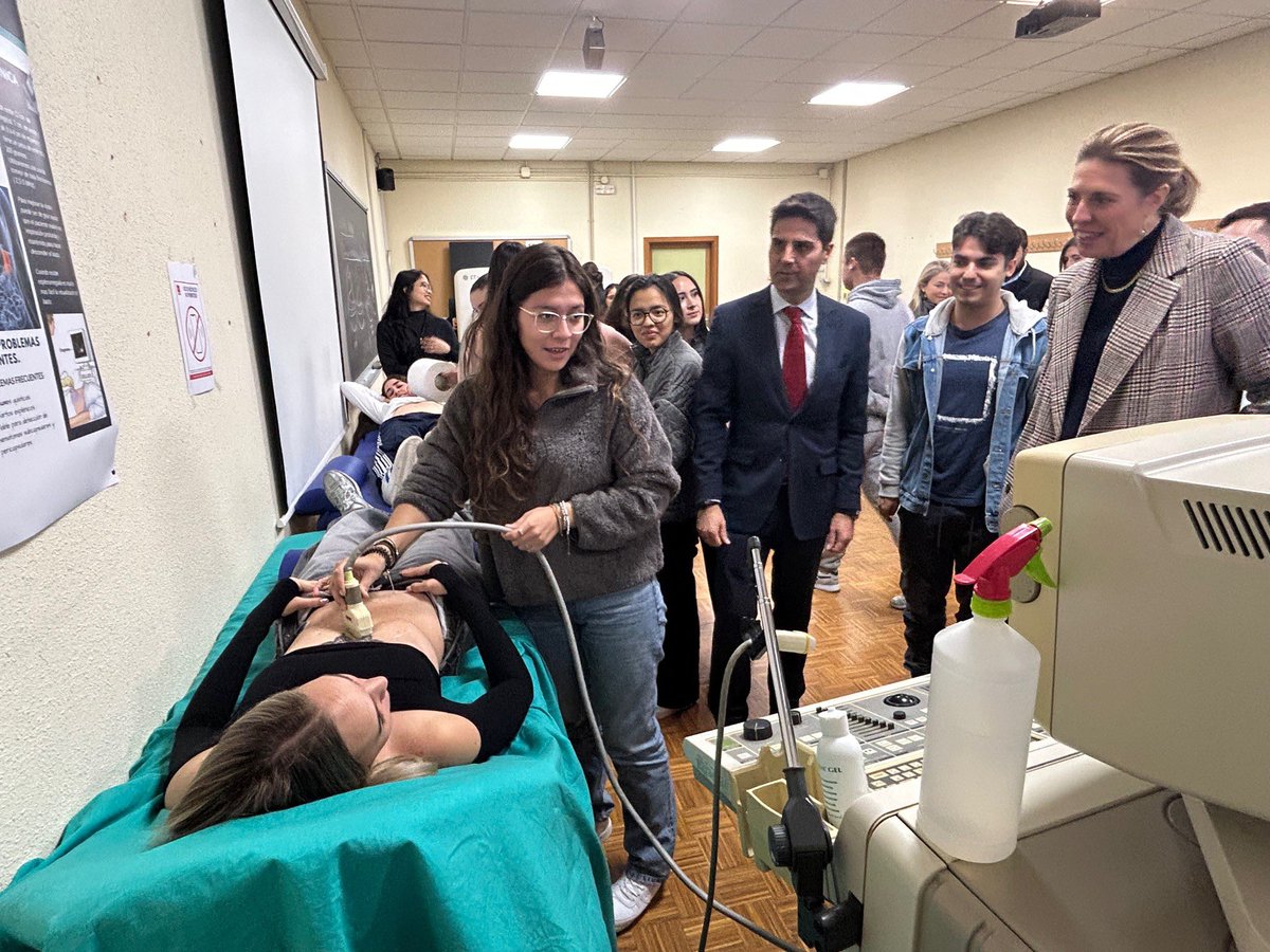 EVicianaDuro's tweet photo. Hemos firmado un convenio con el Servicio Madrileño de Salud (SERMAS) para asegurar el acceso a las prácticas de los alumnos de institutos públicos de FP de la @ComunidadMadrid

Lo he anunciado hoy en el IES San Juan de la Cruz de Pozuelo de Alarcón. @PalomaTejero_  @AlmudenaRE https://t.co/5VrF8lctBU