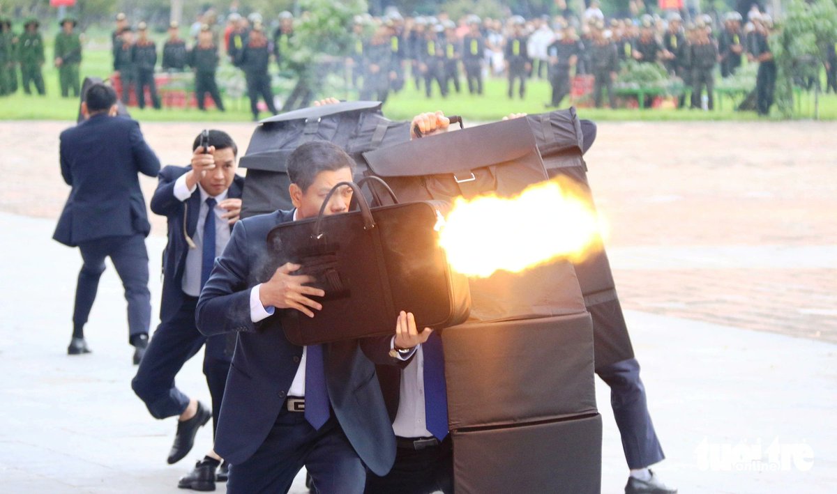 AnnQuann's tweet photo. "Close protection"

V.I.P bodyguards of Vietnam Public Security simultaneously return fire and cover the "target" in a demonstration. The "shielders" have bulletproof briefcases that unfold into ballistic screens while the "shooter" unleashes bursts from his "concealed" AKS/AKMS. https://t.co/QYEz589u30