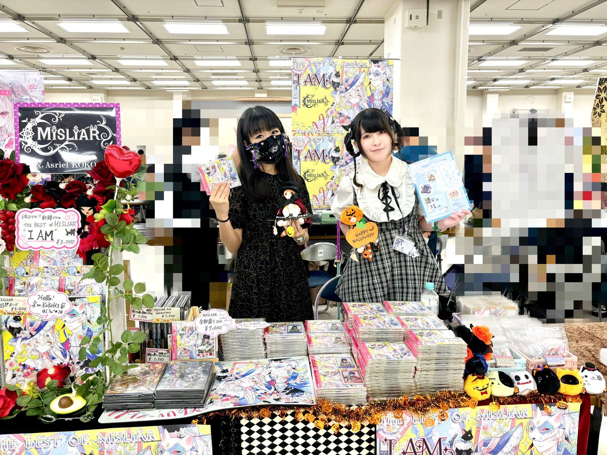 asriel_koko's tweet image. (・ω・*)改めましてM3ブース写真です✨
売り子のお手伝いいただきましたのは
羽鳥玲さん　@akiraka33 🌟
ありがとうございました！

実は次の11/3のライブや、私のワンマンライブの物販もお願いしていたりしまして、、！あら〜なんて華やか❤︎✨…