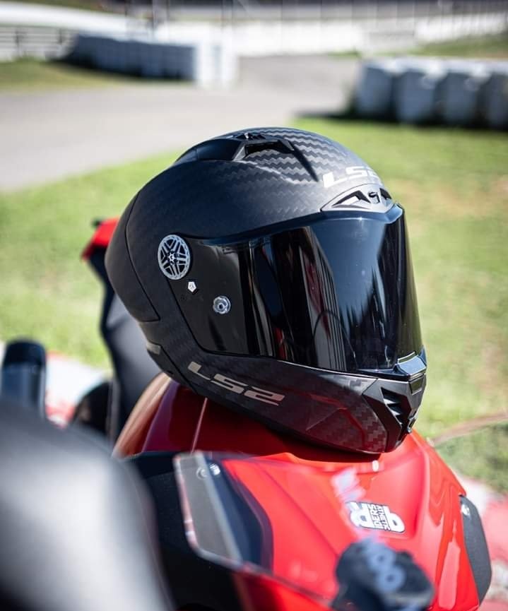 Estilomoto's tweet photo. 🤩cascos en carbono por menos de 299€. 
En. Av Pérez Galdos 122. Valencia https://t.co/QfVaVHAABl