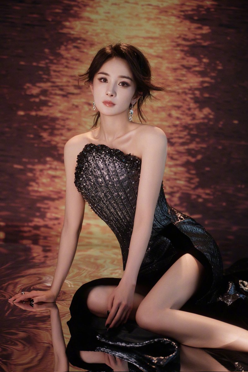 杨幂 ：屏幕前的屌丝是不是做梦都想摸我的美腿 用嘴嗦 扛在肩上艹啊 做梦去吧臭屌丝 你只配隔着屏幕撸动你那短小又包茎的鸡巴 #腿控 #杨幂 #美腿