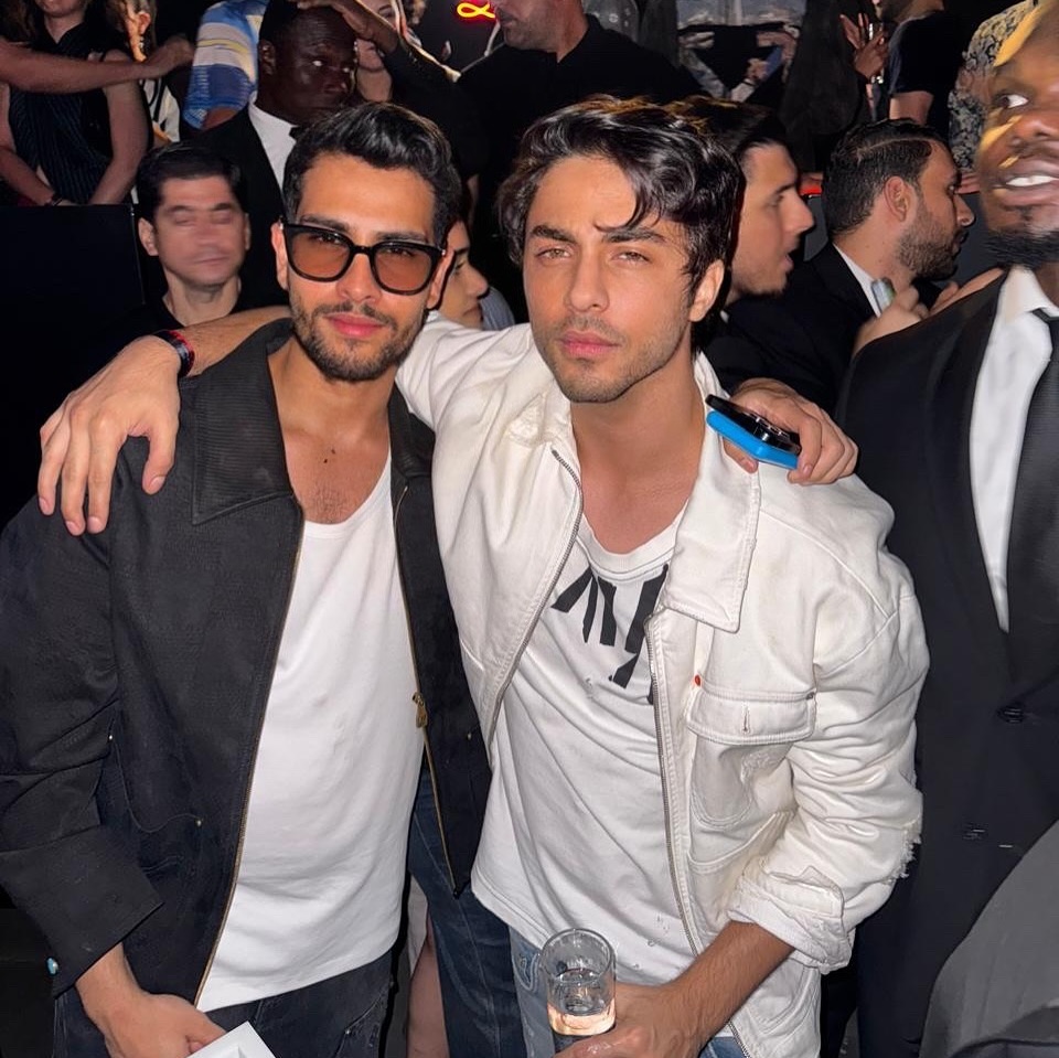 KalpeshKl's tweet photo. A starry gathering in Dubai! ๐ With #AryanKhan, #SuhanaKhan, #VedantMahajan, #Tesher, and #AmirKhan lighting up the scene. https://t.co/tixRp7qvE6