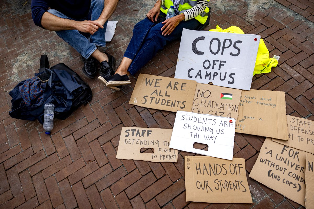 De Nieuws BV (@denieuwsbv) on Twitter photo Door toenemende studentenprotesten hebben universiteiten hun beveiliging flink opgeschroefd. Studenten voelen dat dit ten koste gaat van hun vrijheid en privacy, zegt <a href="/studentenbond/">Landelijke Studentenvakbond</a>. Bezorgde student Elmyr Visser en LSVB-voorzitter <a href="/Abcdelkader/">Abdelkader Karbache</a> bespreken het op @nporadio1. Door toenemende studentenprotesten hebben universiteiten hun beveiliging flink opgeschroefd. Studenten voelen dat dit ten koste gaat van hun vrijheid en privacy, zegt <a href="/studentenbond/">Landelijke Studentenvakbond</a>. Bezorgde student Elmyr Visser en LSVB-voorzitter <a href="/Abcdelkader/">Abdelkader Karbache</a> bespreken het op @nporadio1.