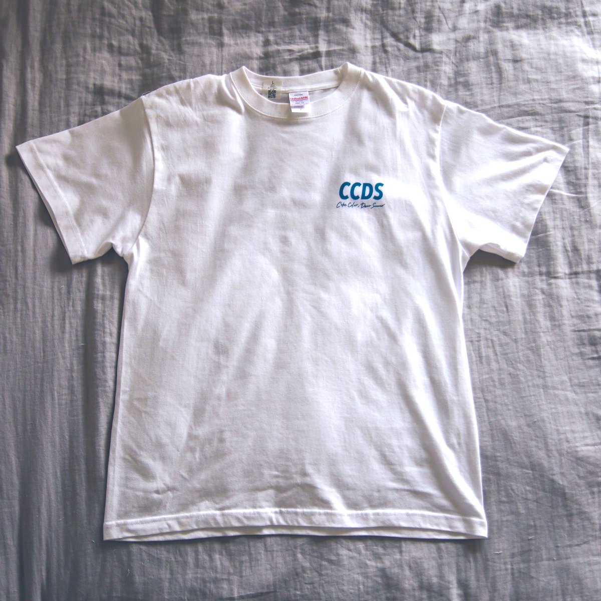 ccds_official's tweet photo. 【🎉グッズ作ったよ🎉】

活動10周年のCCDS、初のグッズとしてTシャツを作成しました！👏

「10周年Tシャツ」 ¥4,500
白とラベンダーの2種、それぞれMとL
表面にはCCDSのロゴ、背面にはこれまでの楽曲のモチーフをあしらったデザイン！

今週土曜のライブから販売しますので是非お買い求めください！💐 https://t.co/sk2z6T09aj