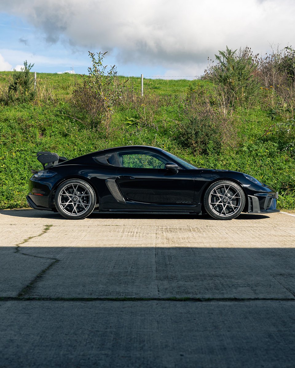 OCsupercarsales's tweet photo. Everything on this menacing A1 Black delivery mileage 2024 RS has been optimised and enhanced to ensure an even balance of B road brilliance and track tactility
https://t.co/yIN90ol3mu
#PorscheCayman #GT4RS #CaymanGT4RS #TheOctaneCollection https://t.co/tKVhXXVYgT