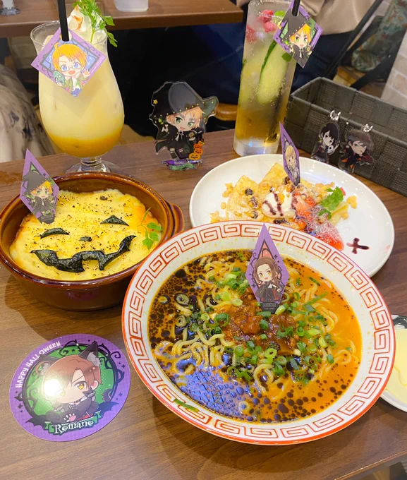 楽しかったアフ夕ーの思い出コラボカフェ2回目。ランダムオマケでちょいちょいイギが来てくれて嬉しい。美味しかったスコ兄ウィスキーと、召喚されたご機嫌カボチャリス。 