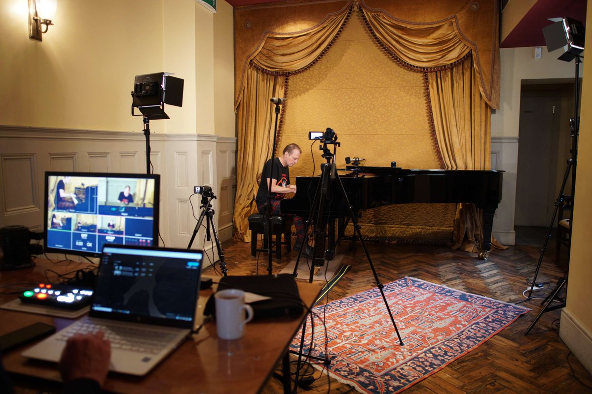 BurghHouse1704's tweet image. Pianist Layman Human ditches his Zen-Funk band for a rare outing in solo form. 

Join in with a bit of communal singing to brighten up the dark end of autumn in an intimate evening of acoustic, jazz-tinged songs.

🕰️ Fri 29 November, 7.15pm

🎟️ £13.50, ow.ly/JeTn50TKjBH