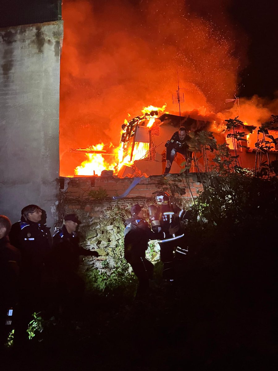 policia's tweet photo. Gracias a la colaboración entre los distintos servicios de emergencia se evitó una tragedia aún mayor en el #incendio de este fin de semana en #Santander

Deseamos una pronta recuperación a todos los heridos y especialmente a los policías, bomberos y sanitarios que arriesgaron su vida para salvar la de otros

Nuestro más sentido pésame a los allegados de los fallecidos #DEP