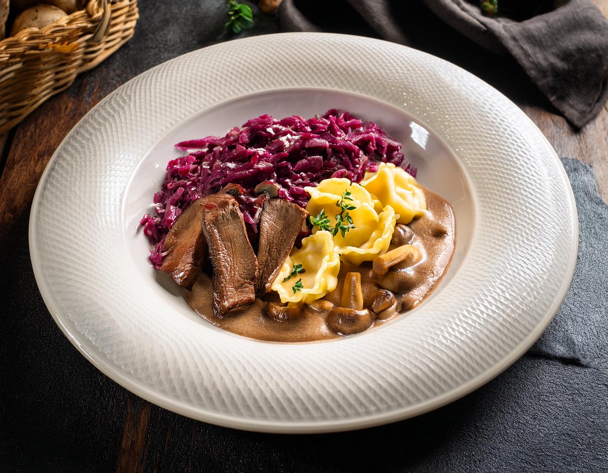Jetzt aber nichts wie los, im #DELI1993 warten auch diese Woche leckere Gerichte! Wie wäre es zum Beispiel mit Hirsch Geschnetzeltem an Pilzrahmsauce, mit Spätzli, Rotkraut und Marroni? 😋Das Wochenmenu in Übersicht: technopark.ch/fuer-mieter/es… #technopark_zh #restaurant #lunch