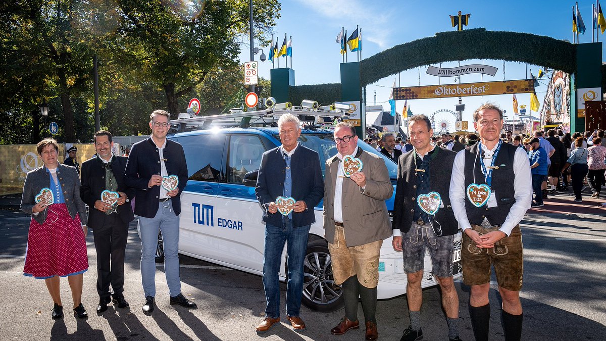 🚐 The future of mobility is here! At Oktoberfest, TUM’s AI-powered MCube Wiesn Shuttle showed how autonomous shuttles can navigate crowded events, setting a path for smarter urban mobility. 🌍 #AutonomousMobility #FutureOfTransport #UrbanInnovation