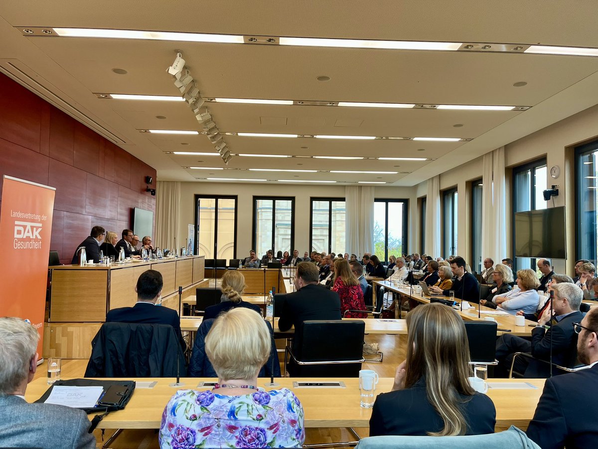 DAK-Gesundheit (@dakgesundheit) on Twitter photo Vorstands-Vize Thomas Bodmer und Health Care Bayern diskutierten heute im @LandtagBayern mit <a href="/BSeidenath/">Bernhard Seidenath</a>, Willy Oggier und Dr. Ritter <a href="/HausaerzteBay/">Bayerischer Hausärzteverband</a> über die neuen Möglichkeiten und Mehrwerte von Paragraph 25 b zur datengestützten Erkennung individueller Gesundheitsrisiken. Vorstands-Vize Thomas Bodmer und Health Care Bayern diskutierten heute im @LandtagBayern mit <a href="/BSeidenath/">Bernhard Seidenath</a>, Willy Oggier und Dr. Ritter <a href="/HausaerzteBay/">Bayerischer Hausärzteverband</a> über die neuen Möglichkeiten und Mehrwerte von Paragraph 25 b zur datengestützten Erkennung individueller Gesundheitsrisiken.