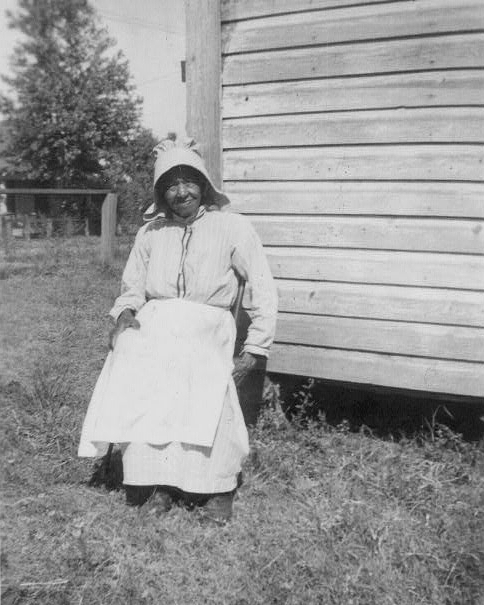 FashioningSelf's tweet photo. This is Mariah Snyder, a formerly enslaved woman who was interviewed at age of 89 in the 1930s. She vividly described the relentless toil in cotton fields and grueling work at the cotton gin. Wearing Lowell cloth was also integral to her experience as an enslaved person. My talk at the @TodaysDAR this Friday will delve into the historical background of this textile and examine how it influenced the experiences of enslaved individuals in the American South, highlighting its connections to broader histories of American textile production and global capitalism. https://t.co/lgF0WIXZnL