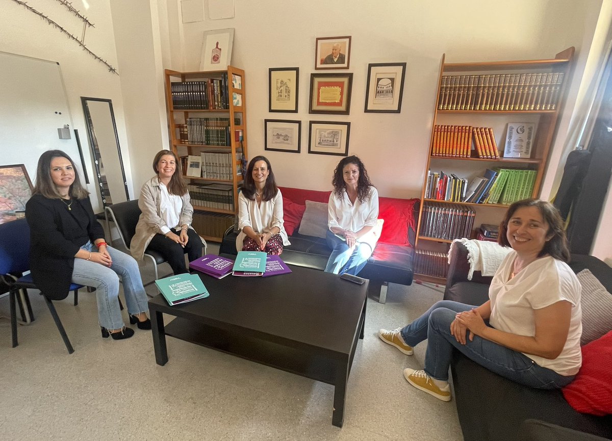 Nuestra <a href="/catedraAH/">Cátedra AH</a> se ha reunido con Mariló Guzmán, directora de <a href="/sacuuhu/">SACU UHU</a> (Servicio de Atención a la Comunidad Universitaria), y parte de su equipo multidisciplinar para pulsar posibles colaboraciones futuras a través de su plan de voluntariado estudiantil certificado.