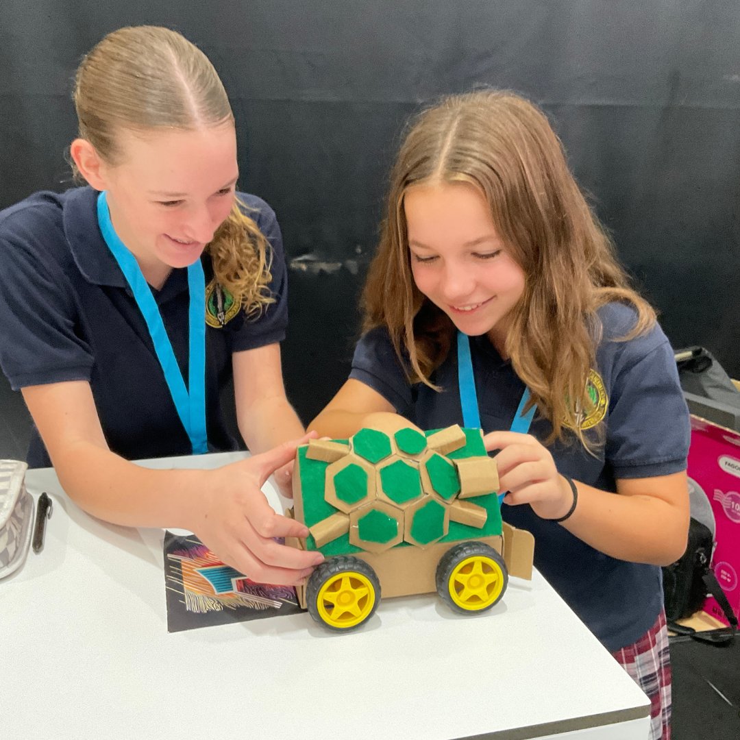 colintlev's tweet photo. 🌍 En el encuentro escolar de #NacionesUnidas, los participantes pudieron disfrutar de un #videojuego creado por nuestros alumnos para el evento, y ver cómo la realidad extendida (RE) se puede convertir en un lienzo de trabajo para desarrollar nuestras habilidades artísticas. https://t.co/xqRSPoioh1