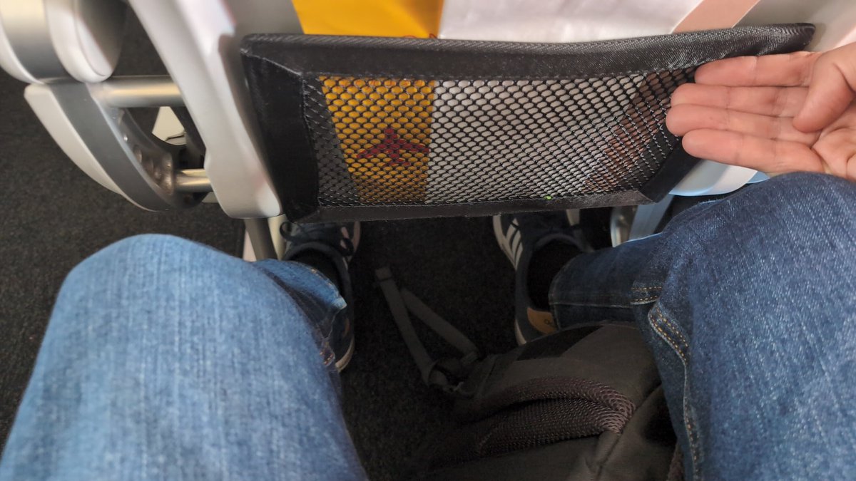 Imposible volar con @iberia en un asiento normal. Esto es un asiento XL por el que hay que pagar 25€ más. Mido 1,90 y estoy sentado con la espalda bien pegada al asiento. Me sobran 4 dedos. Un A320 Neo.