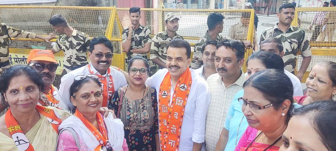 assuvarna7's tweet photo. 🏹🚩 #चला #form_भरायला 🚩🏹
पूर्व सांसद #मा. #श्री. @sanjaynirupam जी के प्रमुख उपस्थिति में अंधेरी पूर्व के हजारों महायुति के कार्यकर्त व स्थानिक रहिवासीयो के साथ शिवसेना महायुति के संयुक्त उम्मीदवार श्री #Murji #Patel जी ने भरा अपना #NominationForm
#Andheri( East ) https://t.co/Kkrr41wmkB