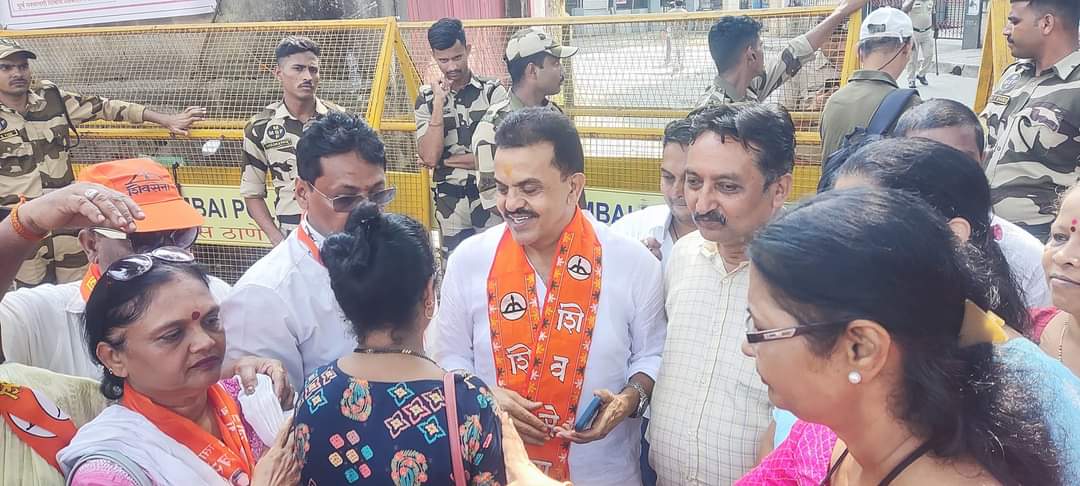 assuvarna7's tweet photo. 🏹🚩 #चला #form_भरायला 🚩🏹
पूर्व सांसद #मा. #श्री. @sanjaynirupam जी के प्रमुख उपस्थिति में अंधेरी पूर्व के हजारों महायुति के कार्यकर्त व स्थानिक रहिवासीयो के साथ शिवसेना महायुति के संयुक्त उम्मीदवार श्री #Murji #Patel जी ने भरा अपना #NominationForm
#Andheri( East ) https://t.co/Kkrr41wmkB