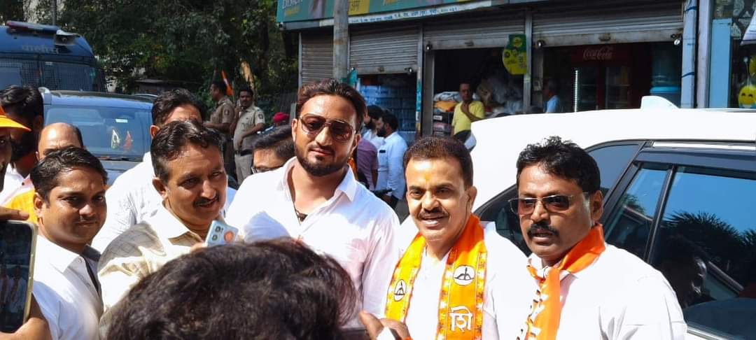assuvarna7's tweet photo. 🏹🚩 #चला #form_भरायला 🚩🏹
पूर्व सांसद #मा. #श्री. @sanjaynirupam जी के प्रमुख उपस्थिति में अंधेरी पूर्व के हजारों महायुति के कार्यकर्त व स्थानिक रहिवासीयो के साथ शिवसेना महायुति के संयुक्त उम्मीदवार श्री #Murji #Patel जी ने भरा अपना #NominationForm
#Andheri( East ) https://t.co/Kkrr41wmkB