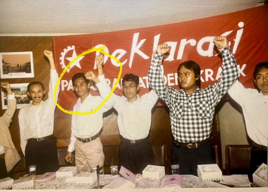 Jakarta, 1996. Di antara para deklarator Partai Rakyat Demokratik (PRD), yang dilingkari adalah <a href="/ari_trismana/">Ari Trismana</a>. 15 tahun terakhir, kami berkarya bersama. 

Kini dia CEO <a href="/watchdoc_ID/">Watchdoc Documentary</a>.
Film terbarunya "Pesta Oligarki".
youtu.be/g-hW7RYaUXU?si…