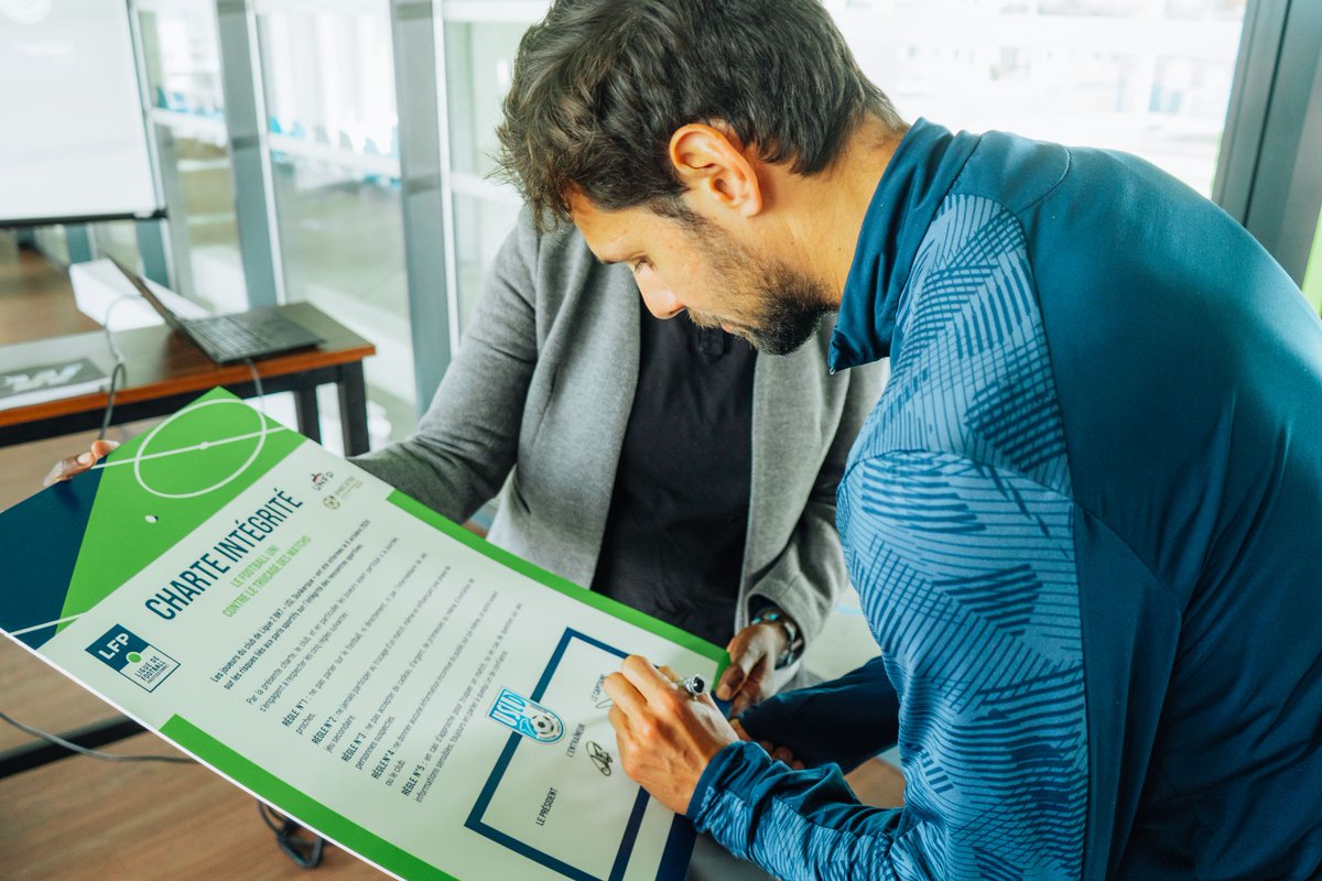 UNFP (@unfp) on Twitter photo ✅ Le premier atelier de sensibilisation et de prévention sur les paris sportifs, pour cette saison 2024/2025, a été organisé il y a quelques jours à l'<a href="/usldunkerque/">USL DUNKERQUE 🐬</a> , en collaboration avec la <a href="/LFPfr/">Ligue de Football Professionnel</a> et l'<a href="/UNECATEF/">UNECATEF</a> , avec des interventions auprès du groupe pro, de la ✅ Le premier atelier de sensibilisation et de prévention sur les paris sportifs, pour cette saison 2024/2025, a été organisé il y a quelques jours à l'<a href="/usldunkerque/">USL DUNKERQUE 🐬</a> , en collaboration avec la <a href="/LFPfr/">Ligue de Football Professionnel</a> et l'<a href="/UNECATEF/">UNECATEF</a> , avec des interventions auprès du groupe pro, de la