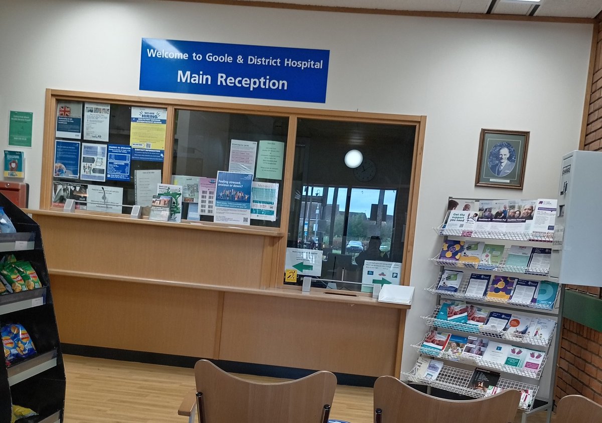 avidgardener72's tweet photo. I'm driving @GooleGoFar #Medibus today 🚌
Why is the main reception in Goole Hospital closed?? Apparently it's been like this for last 2 weeks 🤔 not very helpful if people aren't sure where they need to go for appointments 🙄 https://t.co/QkzCpgHMAb
