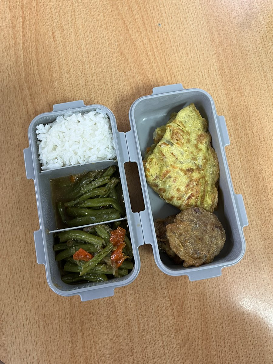 adikwik's tweet photo. Serba serbi bekal aku. Sejak pake tempat bekal ini aku jadi rajin ngebekal deh

Kalian yang mau lunch boxnya bisa cek di sini ya. Sekarang lagi flash sale payday sale

https://t.co/1TZYT96u4d https://t.co/dEEQ5EL2FB