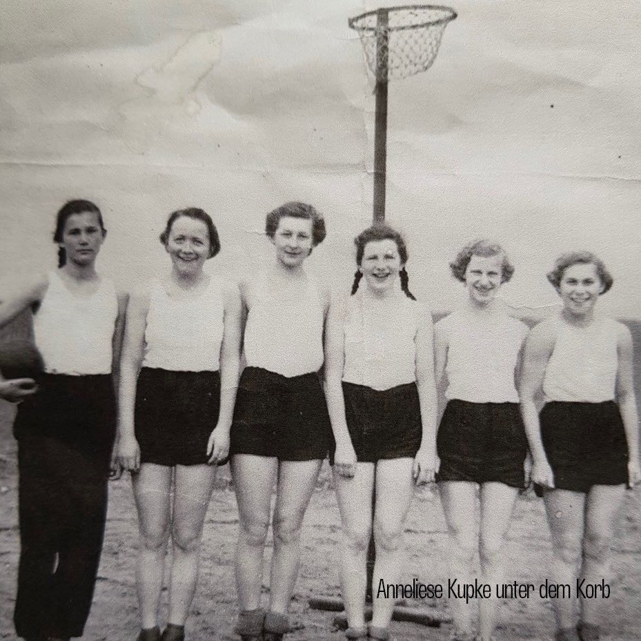 albaberlin's tweet photo. Alles Gute zum 100. Geburtstag! 💛💙

Anneliese Kupke war früher selbst beim Korbball aktiv und ist heute unsere älteste Dauerkarteninhaberin. Herzlichen Glückwunsch zu einem ganz besonderen Jubiläum! 🎂

📸 Tilo Wiedensohler https://t.co/5rCySeXI71