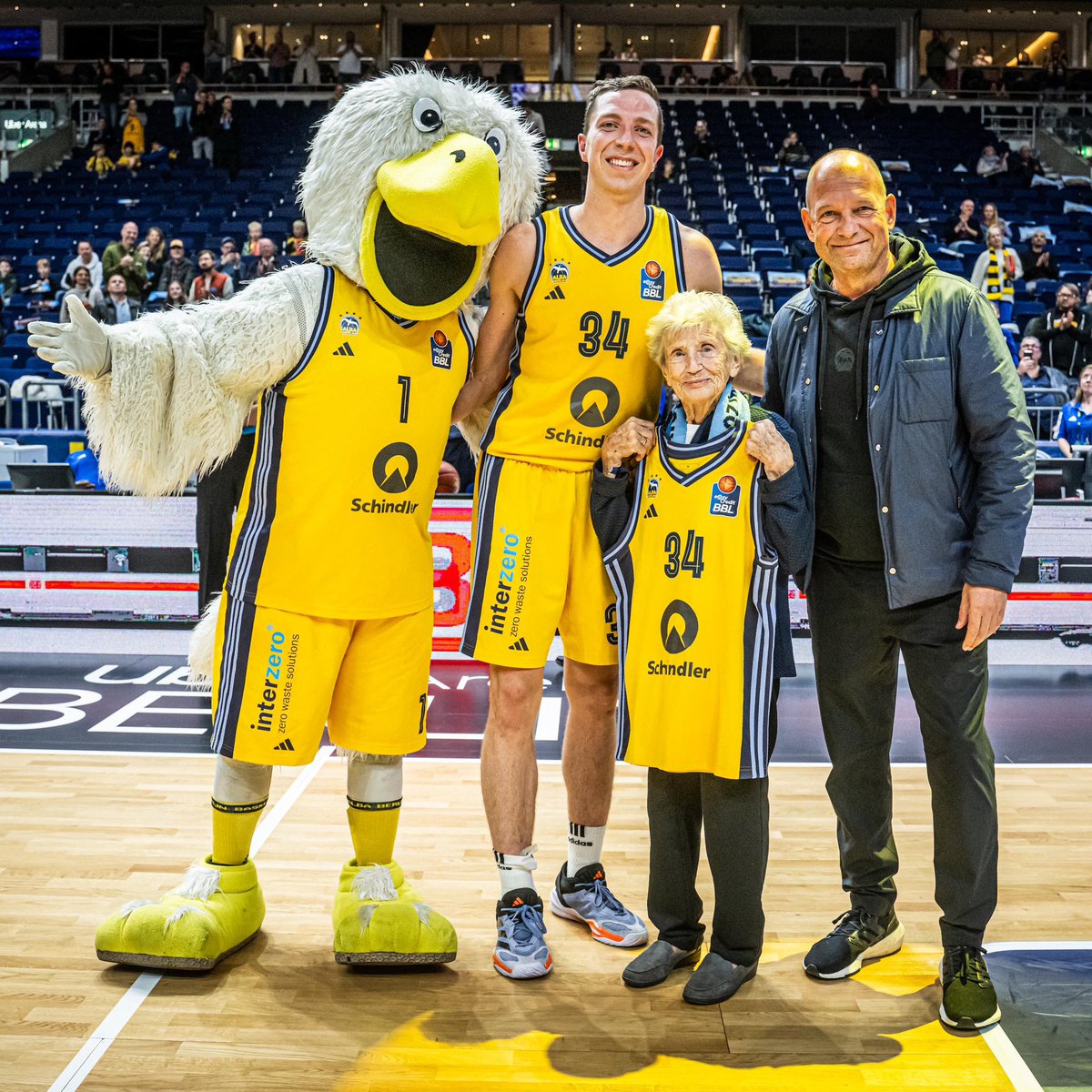albaberlin's tweet photo. Alles Gute zum 100. Geburtstag! 💛💙

Anneliese Kupke war früher selbst beim Korbball aktiv und ist heute unsere älteste Dauerkarteninhaberin. Herzlichen Glückwunsch zu einem ganz besonderen Jubiläum! 🎂

📸 Tilo Wiedensohler https://t.co/5rCySeXI71